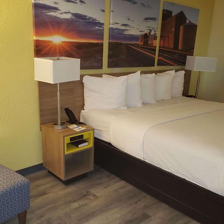 Days Inn & Suites By Wyndham Кловис Екстериор снимка