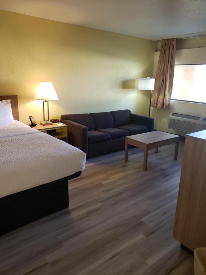 Days Inn & Suites By Wyndham Кловис Екстериор снимка