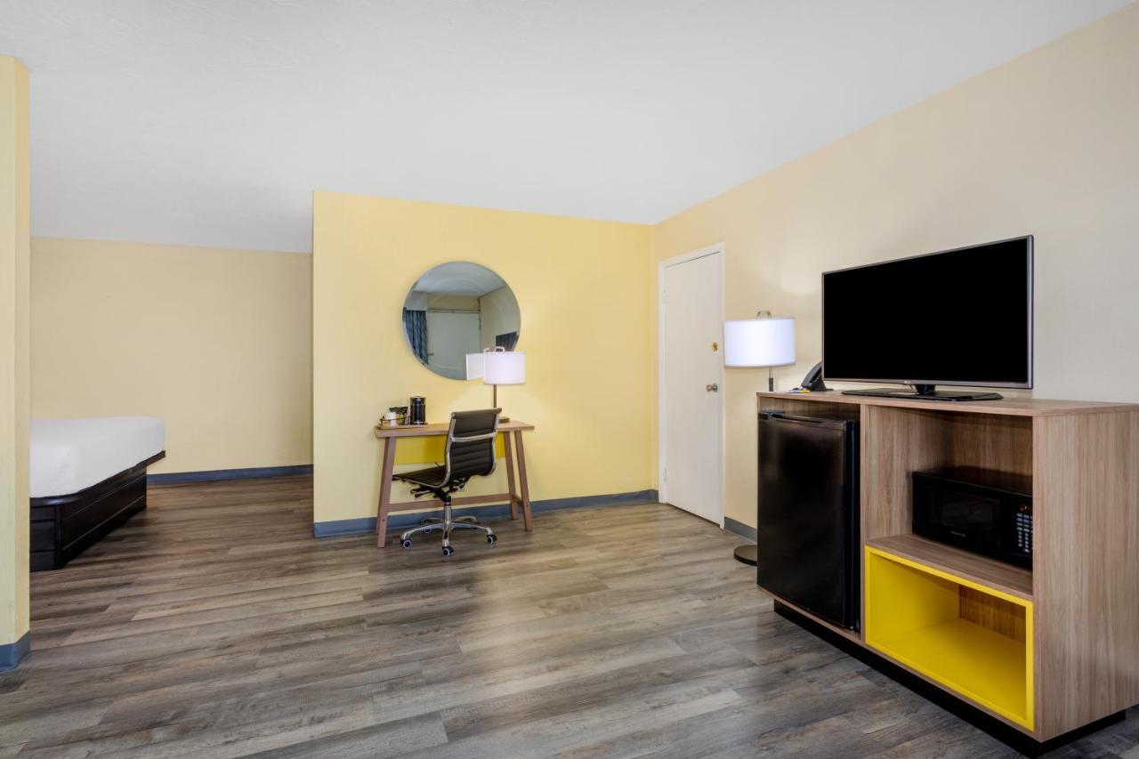 Days Inn & Suites By Wyndham Кловис Екстериор снимка