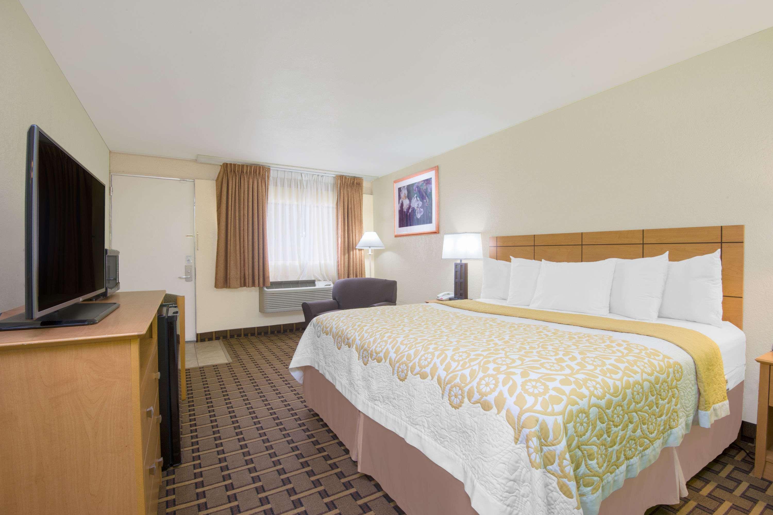 Days Inn & Suites By Wyndham Кловис Екстериор снимка