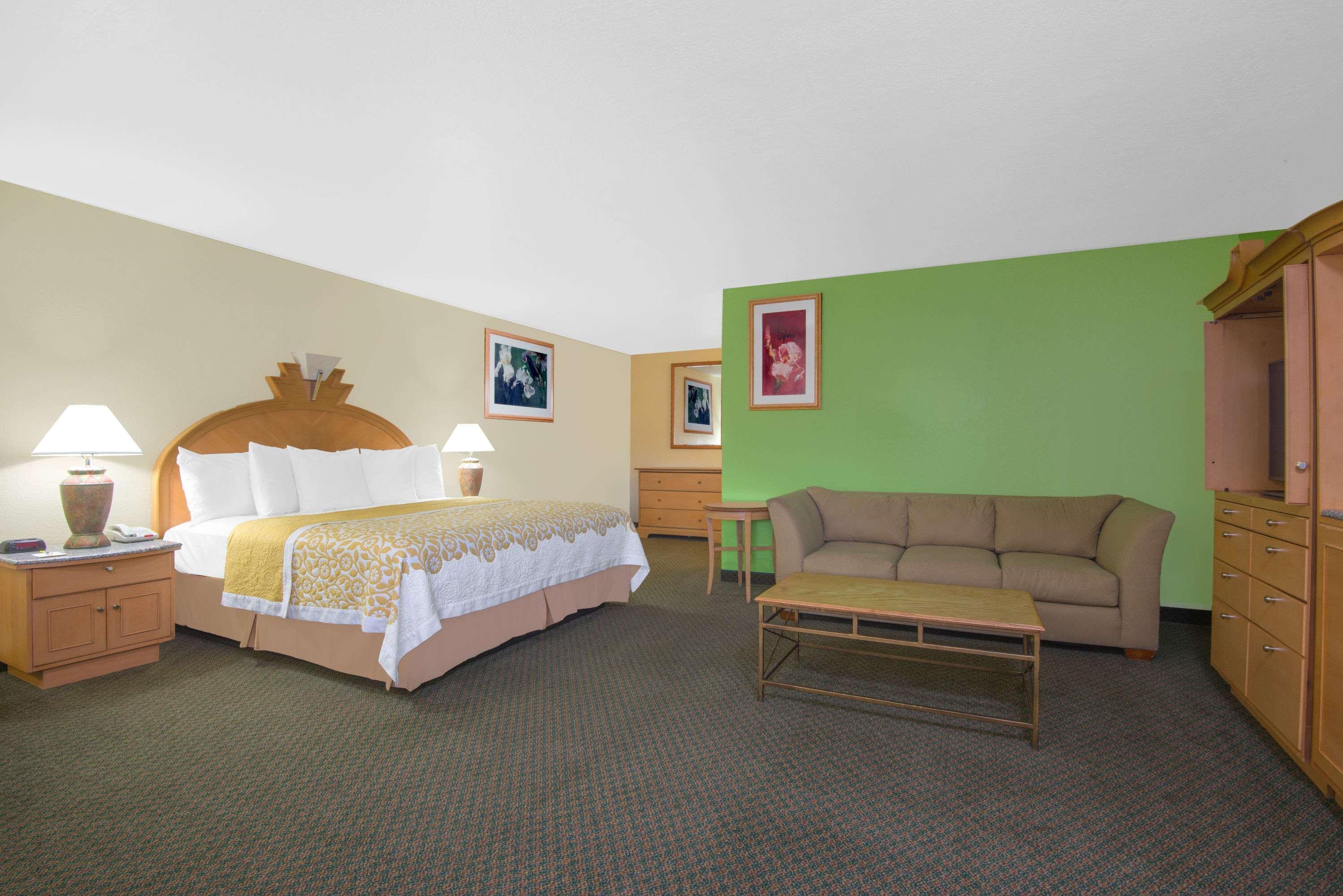 Days Inn & Suites By Wyndham Кловис Екстериор снимка