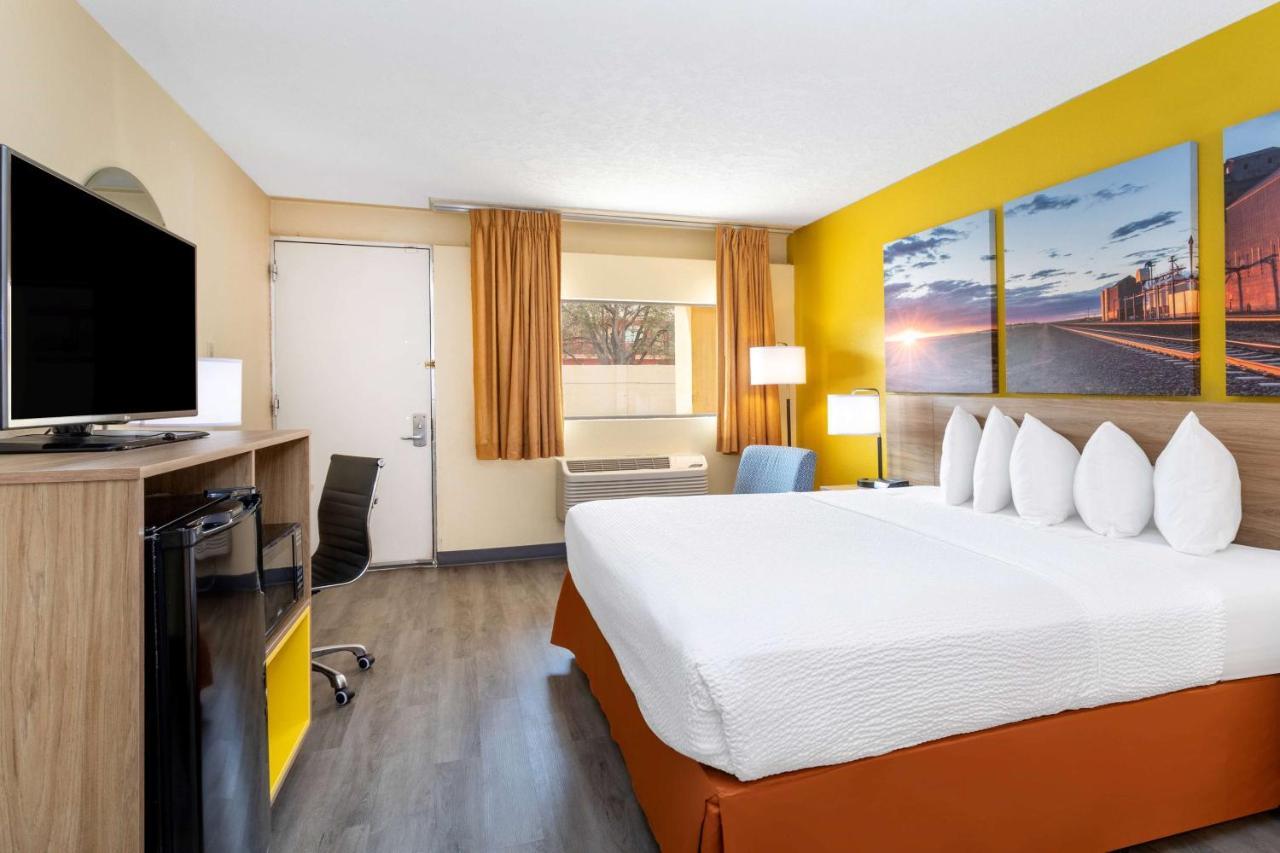 Days Inn & Suites By Wyndham Кловис Екстериор снимка