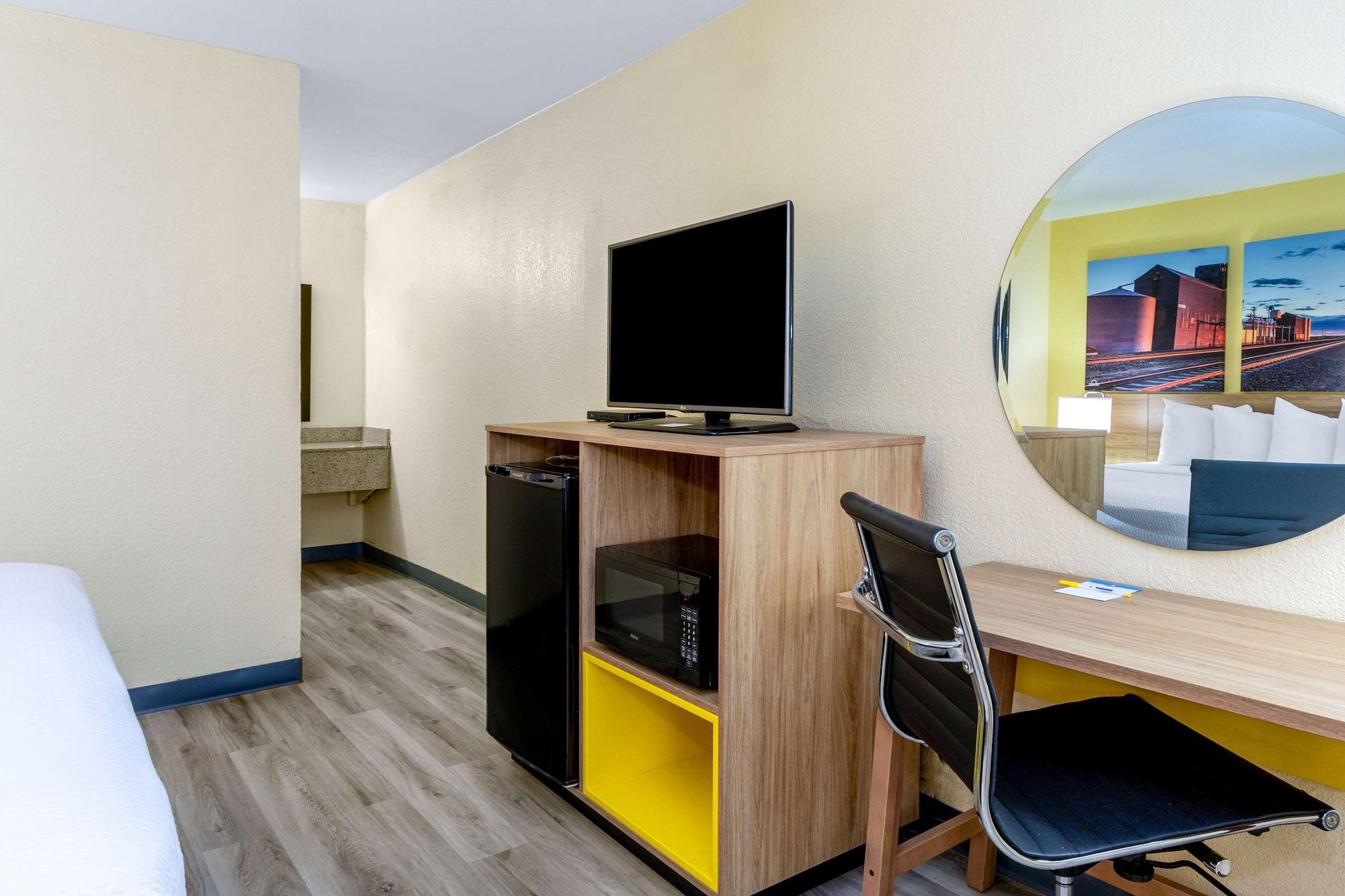 Days Inn & Suites By Wyndham Кловис Екстериор снимка