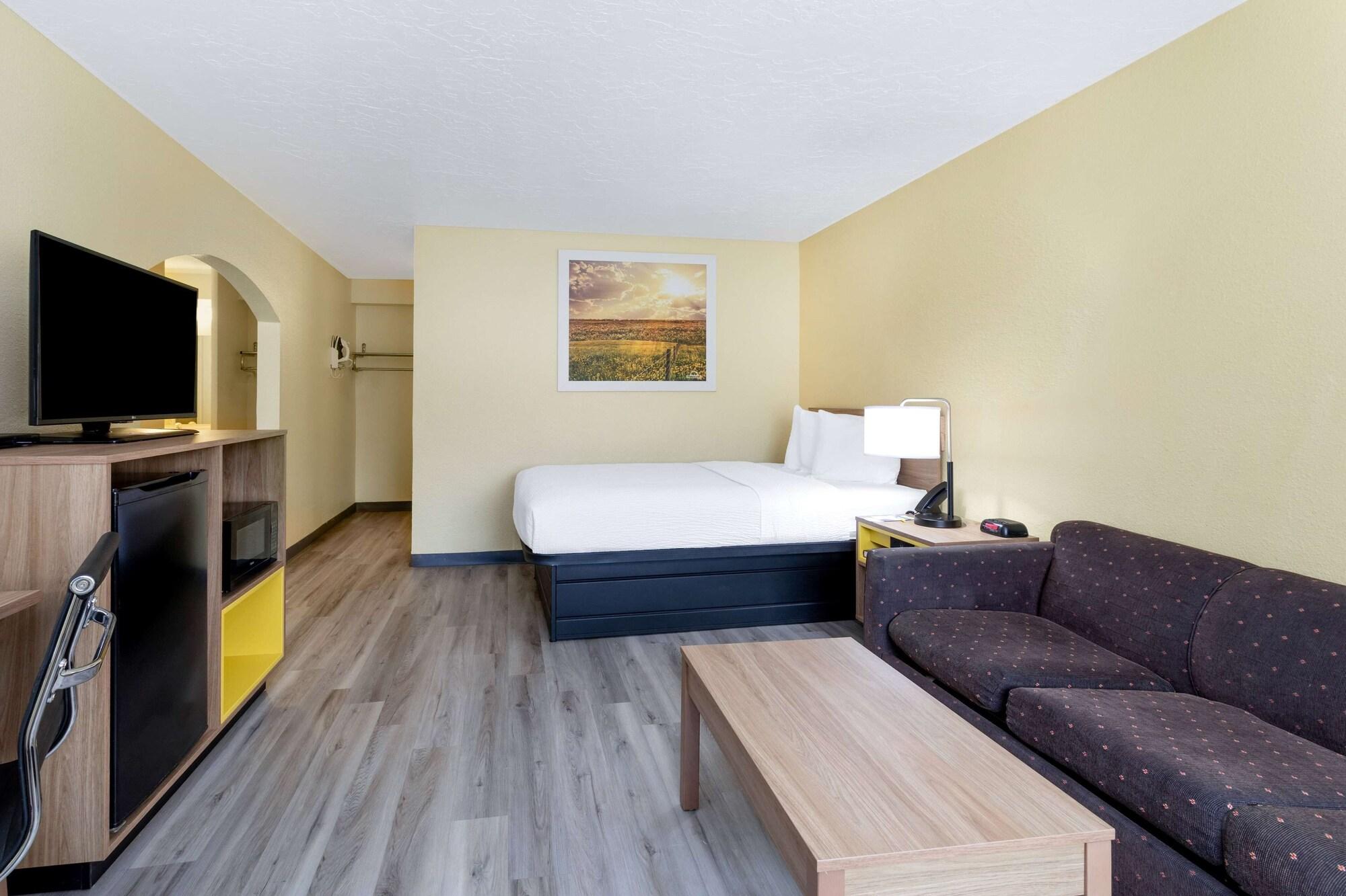 Days Inn & Suites By Wyndham Кловис Екстериор снимка