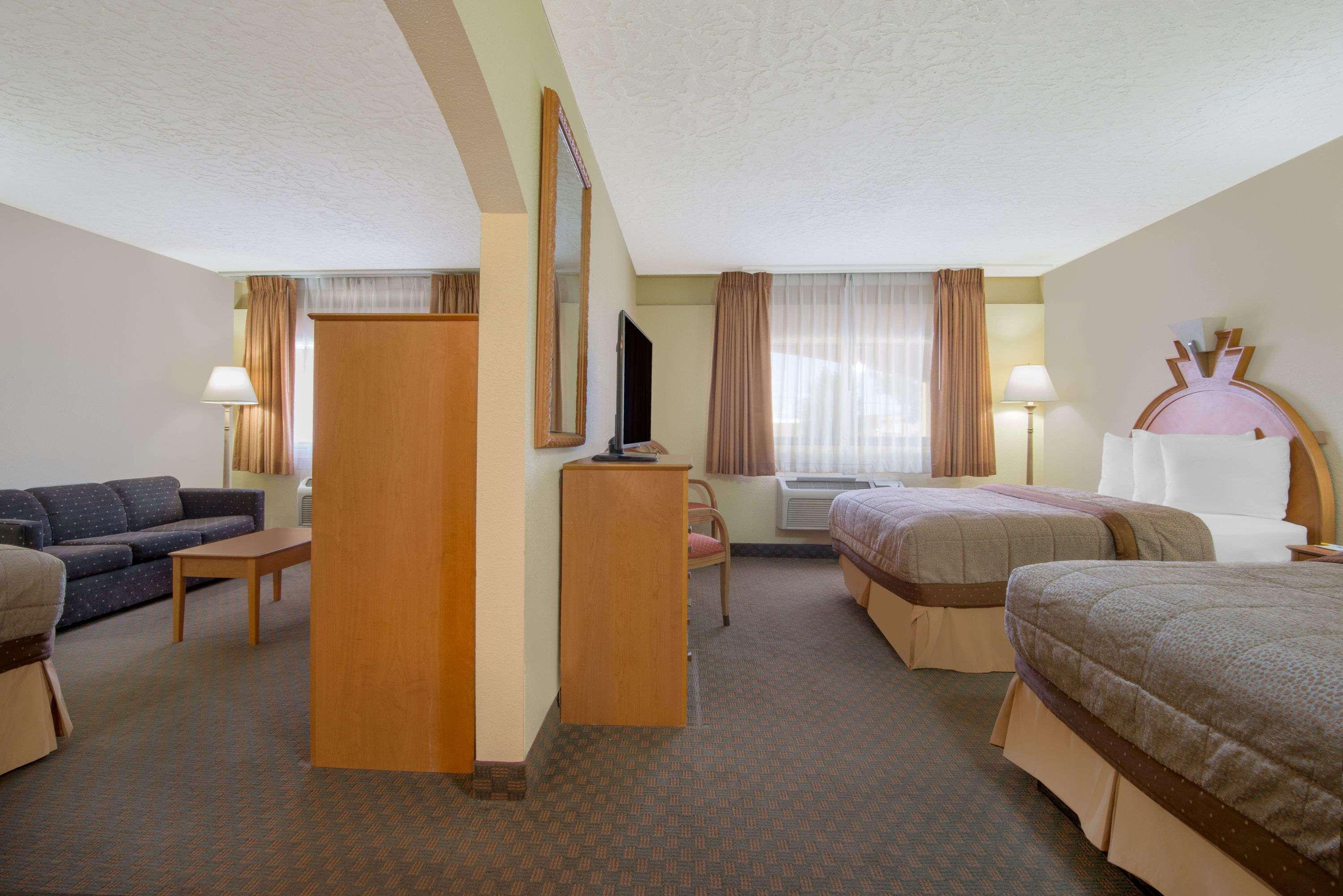 Days Inn & Suites By Wyndham Кловис Екстериор снимка