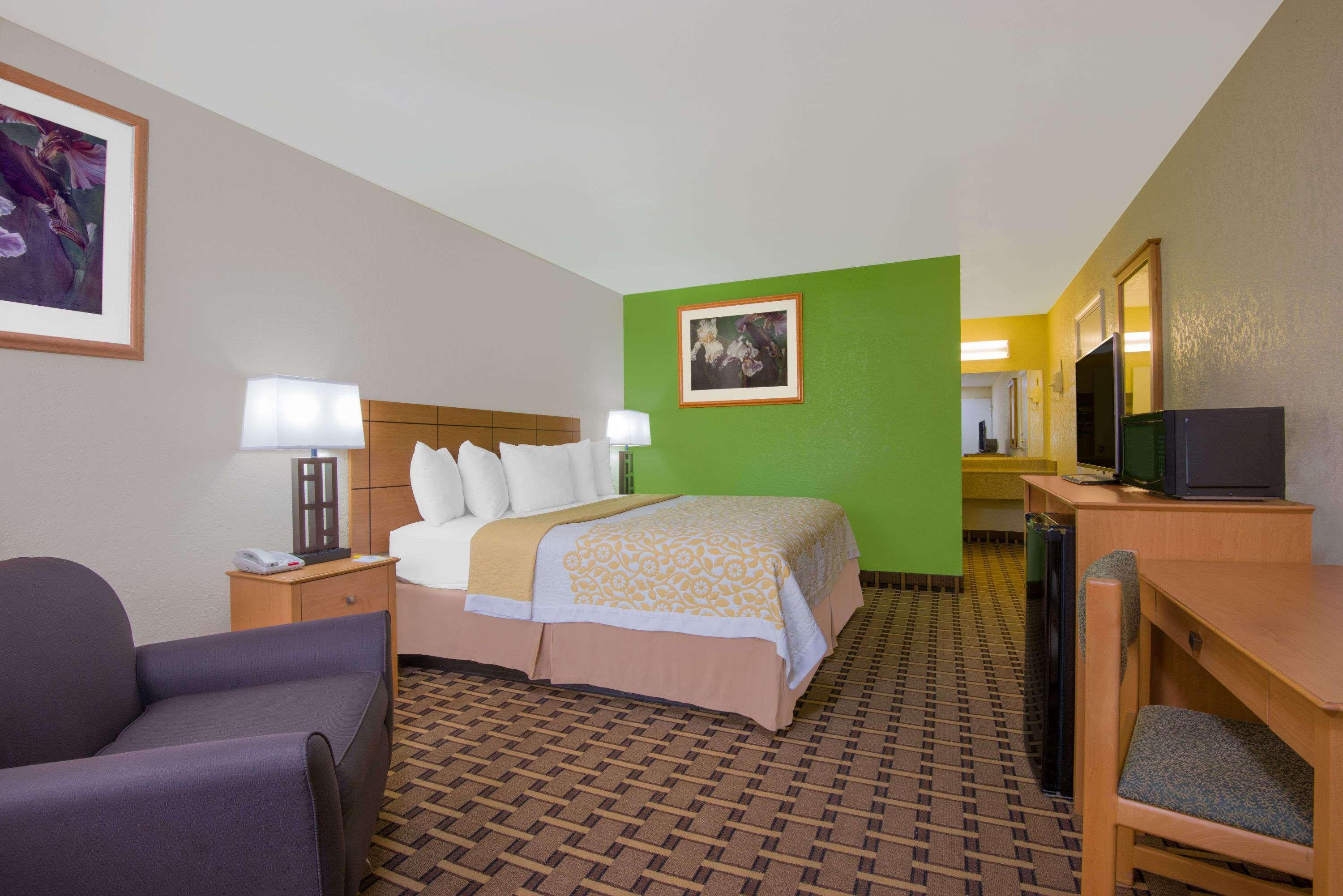 Days Inn & Suites By Wyndham Кловис Екстериор снимка
