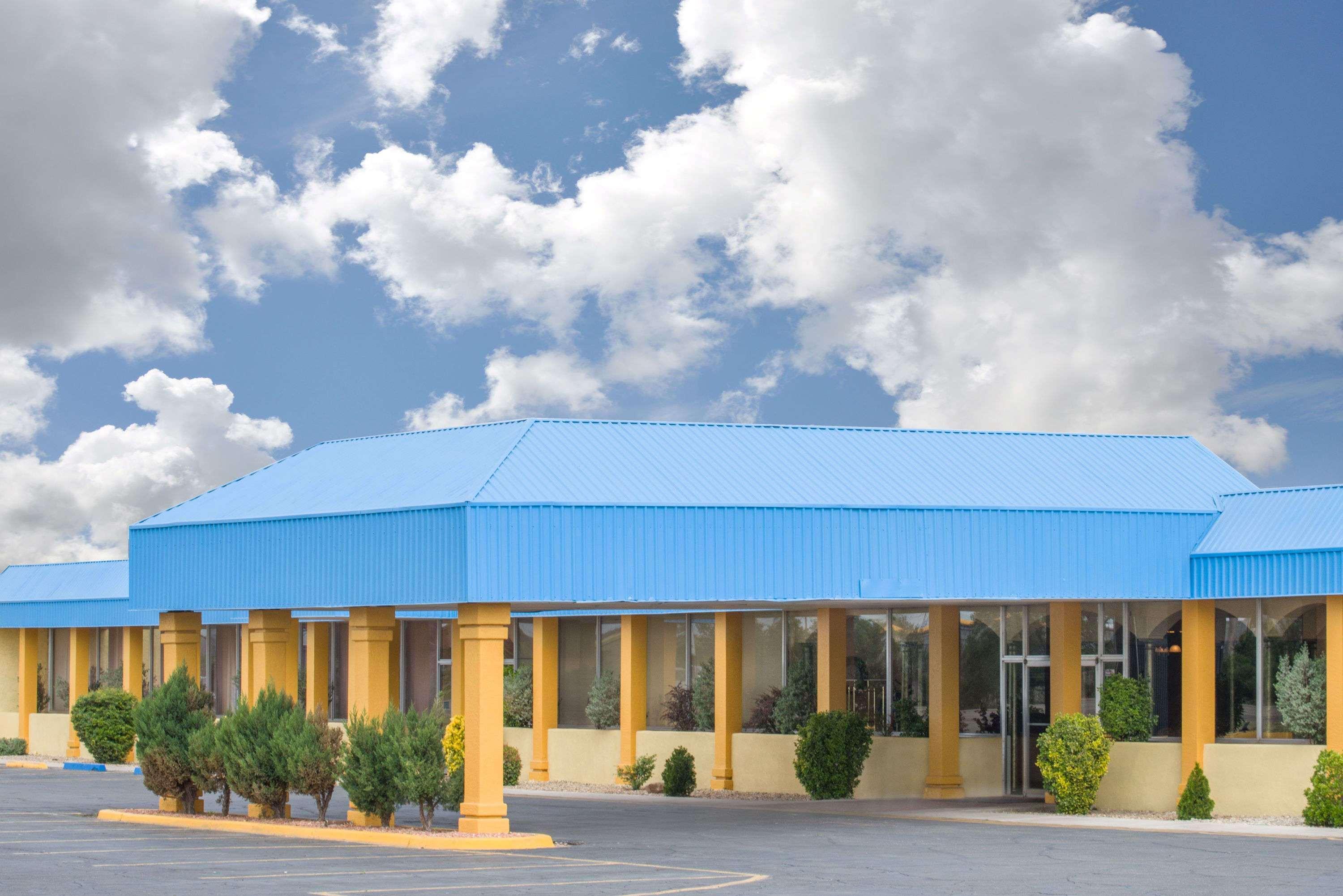 Days Inn & Suites By Wyndham Кловис Екстериор снимка
